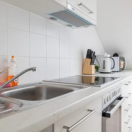 Airy Attic Apt.: Stylish At Penzing Area Wien