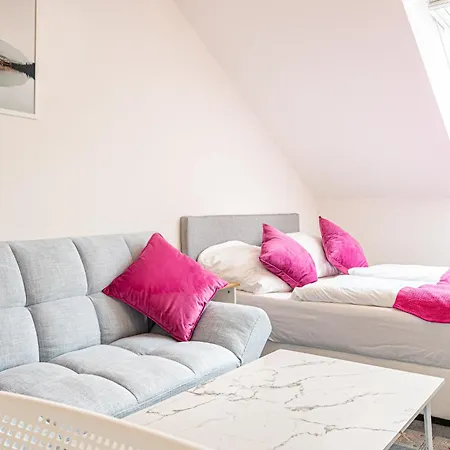 Airy Attic Apt.: Stylish At Penzing Area Apartment