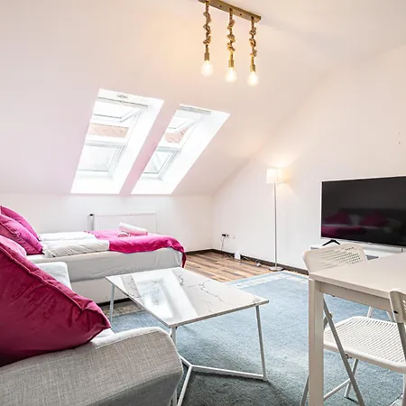 Airy Attic Apt.: Stylish At Penzing Area