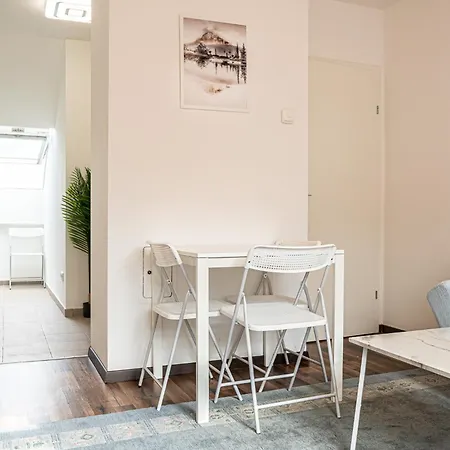 Airy Attic Apt.: Stylish At Penzing Area * Wien