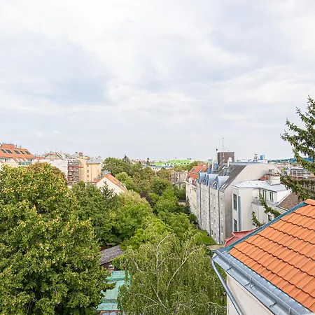 Airy Attic Apt.: Stylish At Penzing Area Wien