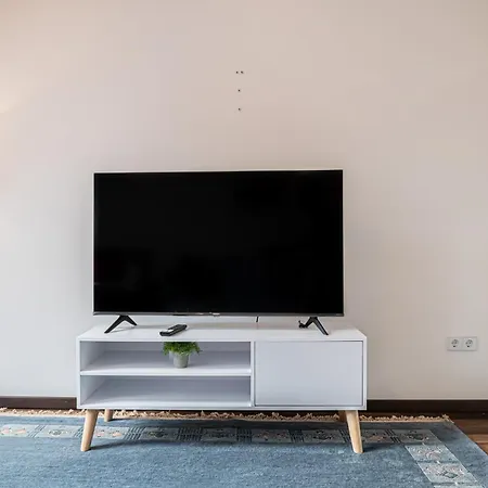 Airy Attic Apt.: Stylish At Penzing Area Апартаменты