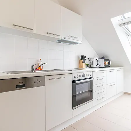 Airy Attic Apt.: Stylish At Penzing Area