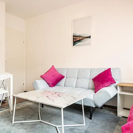 Airy Attic Apt.: Stylish At Penzing Area Apartment *