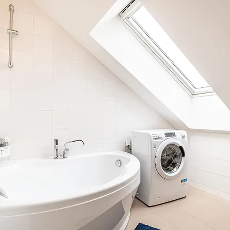 Airy Attic Apt.: Stylish At Penzing Area