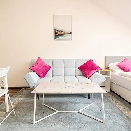 Airy Attic Apt.: Stylish At Penzing Area Apartment *