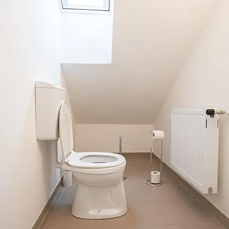 Airy Attic Apt.: Stylish At Penzing Area * Wien