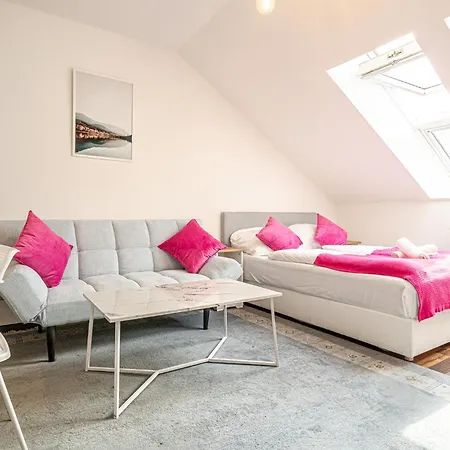 Airy Attic Apt.: Stylish At Penzing Area *