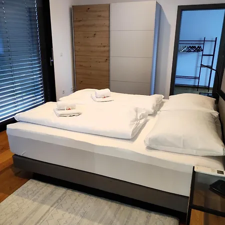 Luxurioeses Penthouse Mit Blick Auf Uno-city Und Dem Kaiserwasser. 3schlafzimmer, 2 Baeder, Privat Lift Ins Apartament Wiedeń