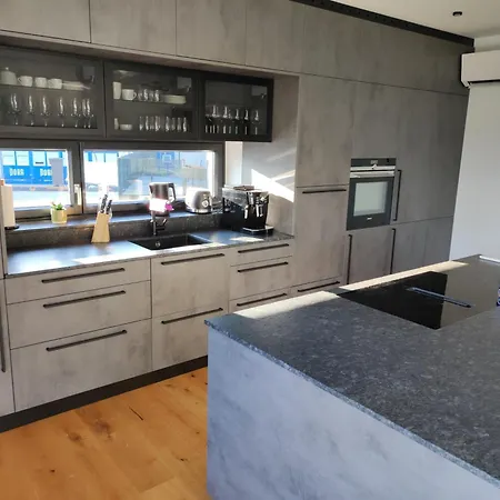 Apartament Luxurioeses Penthouse Mit Blick Auf Uno-city Und Dem Kaiserwasser. 3schlafzimmer, 2 Baeder, Privat Lift Ins