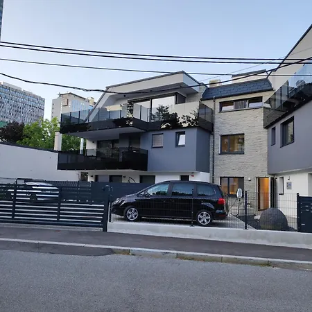 Luxurioeses Penthouse Mit Blick Auf Uno-city Und Dem Kaiserwasser. 3schlafzimmer, 2 Baeder, Privat Lift Ins Wiedeń