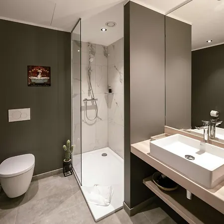 Aparthotel Adina Serviced 4*