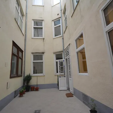 Vienna Holiday Apartments *