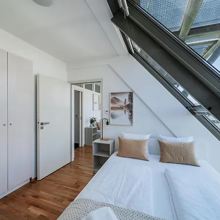 Next To Schoenbrunn - Free Parking !!! Apartmán *