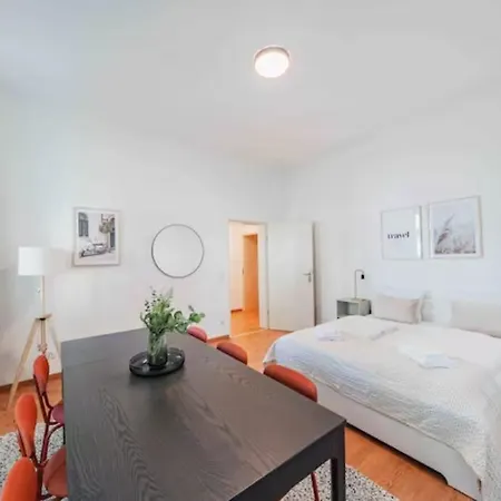 Next To Schoenbrunn - Free Parking !!! Apartmán *