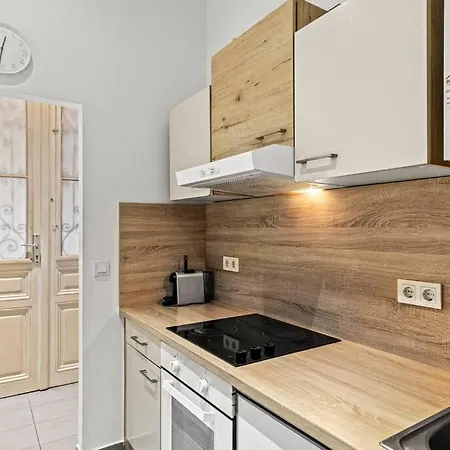 Modern Near Center 1br *