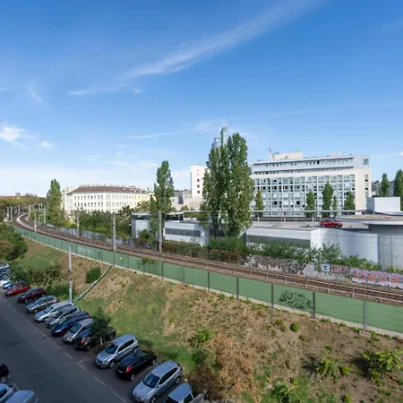 Two Bedrooms - 85 Squaremeters - 4 Min To U6 Dresdner Str Apartment *