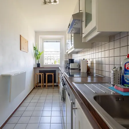 Two Bedrooms - 85 Squaremeters - 4 Min To U6 Dresdner Str