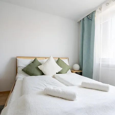 Two Bedrooms - 85 Squaremeters - 4 Min To U6 Dresdner Str Apartment *