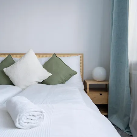 Two Bedrooms - 85 Squaremeters - 4 Min To U6 Dresdner Str Apartment *