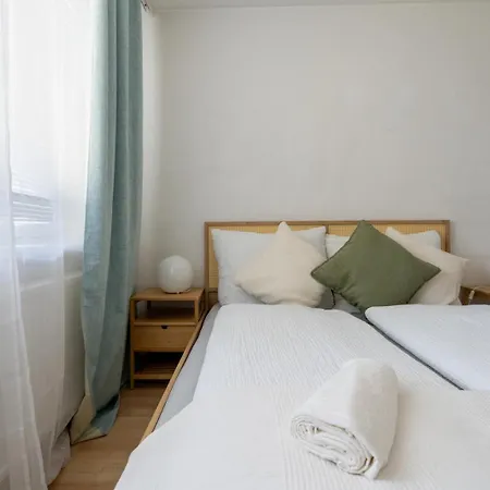 Two Bedrooms - 85 Squaremeters - 4 Min To U6 Dresdner Str Apartment