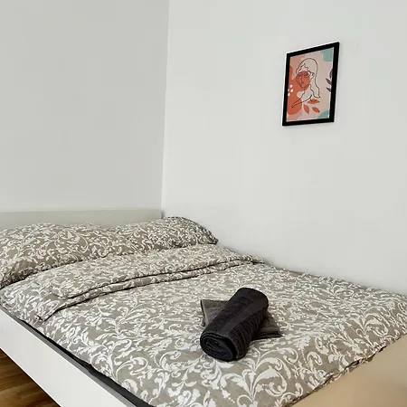 Sunny With Free Parking - 15 Min To Center Apartment *