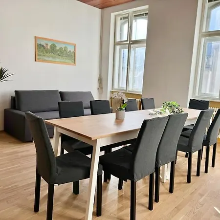 Sunny With Free Parking - 15 Min To Center Apartment