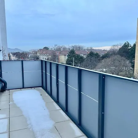 Modern Rooftop With Free Parking Apartment *