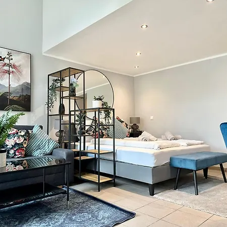 Apartment, Central, 2 Min To U4