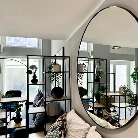 Apartment, Central, 2 Min To U4 *