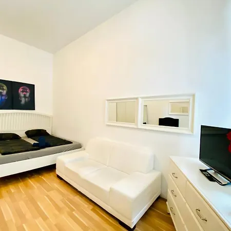 Cozy Studio Lg Apartment