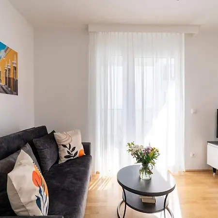 Διαμέρισμα Sunny 1br With Balcony By Hm