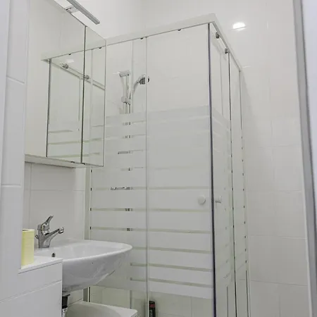 Affordable 5-br Shared / Enkplatz U3 Getaway