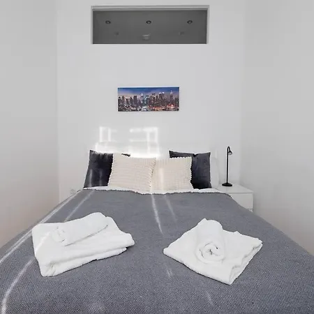 Modern Near Center - 2br, Netflix Apartment *