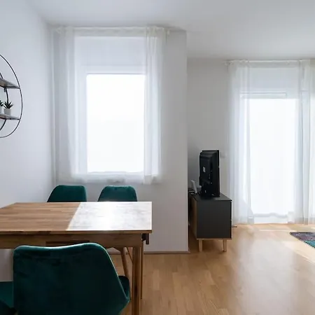 Apartment Hm • Sleek 1br With Balcony Vienna