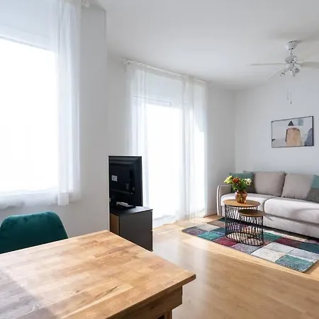 Hm • Sleek 1br With Balcony Vienna