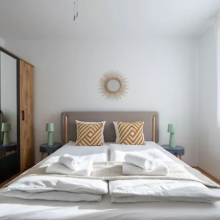 Hm • Sleek 1br With Balcony Apartment Vienna