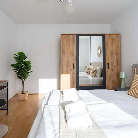 Hm • Sleek 1br With Balcony Apartment