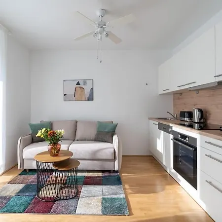 Hm • Sleek 1br With Balcony Vienna