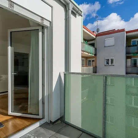 Hm • Sleek 1br With Balcony Apartment