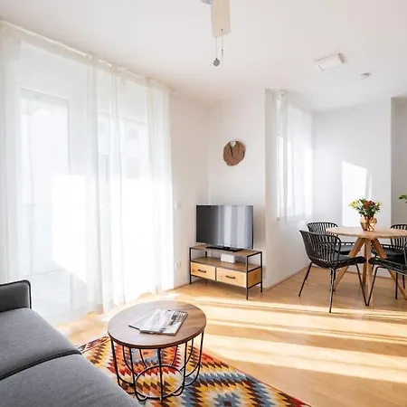 Hm • Modern 1br Apt With Balcony *