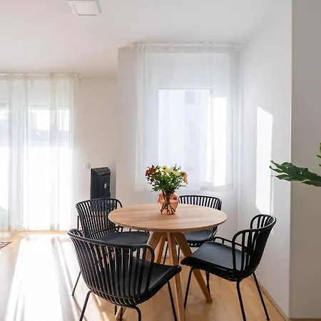 Hm • Modern 1br Apt With Balcony Apartment *