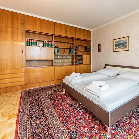 Vintage + View + Balcony - The Original Apartment