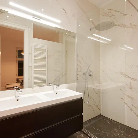 Designer In The Center Apartment *
