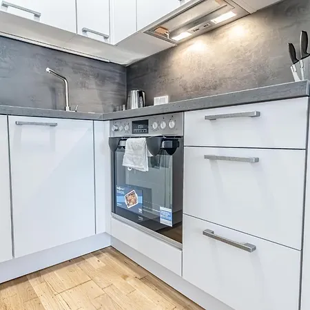 Charming 1br, Steps From Reumannplatz U1 Bécs
