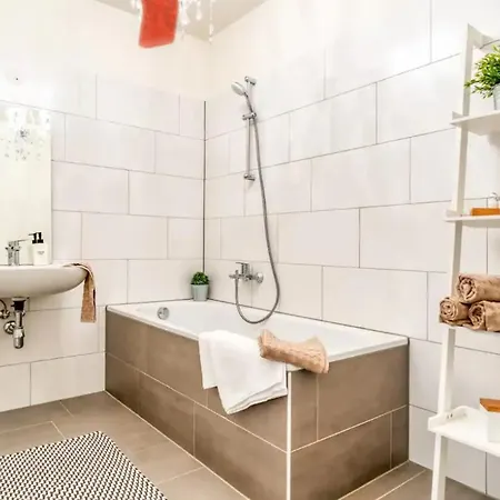 Modern With Balcony & Free Parking - Nearby Metro *