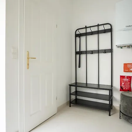 Pet-friendly Flat Near Belvedere Apartment