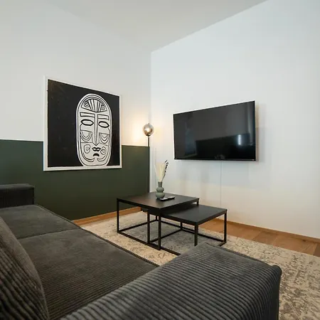 Pet-friendly Flat Near Belvedere Apartment *