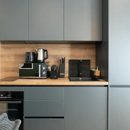 Pet-friendly Flat Near Belvedere Apartment