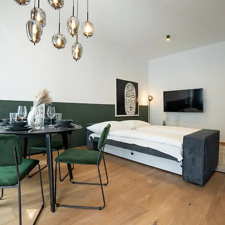 Pet-friendly Flat Near Belvedere Apartment *
